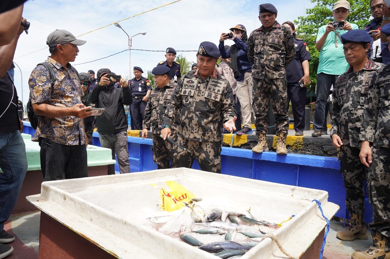 Kementerian Kelautan dan Perikanan (KKP) berhasil mengamankan lima unit Kapal Ikan Asing (KIA) pencuri ikan yang sedang beraksi di perairan Samudera Pasifik wilayah Sulawesi, dan Selat Malaka. Kementerian Kelautan dan Perikanan (KKP) berhasil mengamankan lima unit Kapal Ikan Asing (KIA) pencuri ikan yang sedang beraksi di perairan Samudera Pasifik wilayah Sulawesi, dan Selat Malaka. (Dok. Humas Ditjen PSDKP)