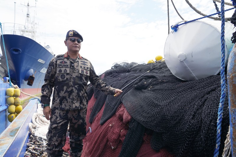 Kementerian Kelautan dan Perikanan (KKP) berhasil mengamankan lima unit Kapal Ikan Asing (KIA) pencuri ikan yang sedang beraksi di perairan Samudera Pasifik wilayah Sulawesi, dan Selat Malaka. Kementerian Kelautan dan Perikanan (KKP) berhasil mengamankan lima unit Kapal Ikan Asing (KIA) pencuri ikan yang sedang beraksi di perairan Samudera Pasifik wilayah Sulawesi, dan Selat Malaka. (Dok. Humas Ditjen PSDKP)