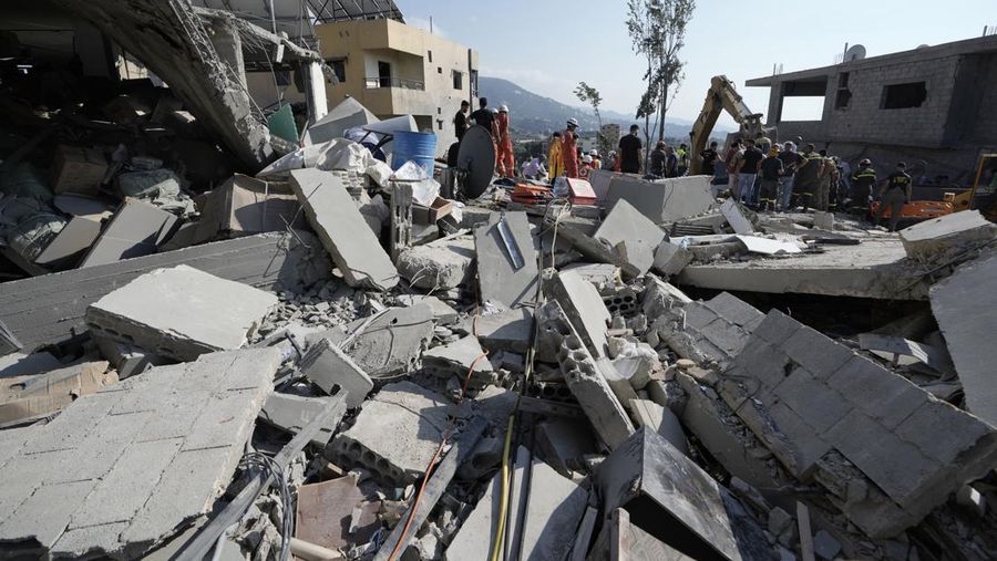 Ketegangan di Timur Tengah semakin meningkat akibat serangan Israel terhadap Lebanon. Akibatnya sejumlah wilayah di Lebanon mengalami kerusakan. (AP Photo/Bilal Hussein)