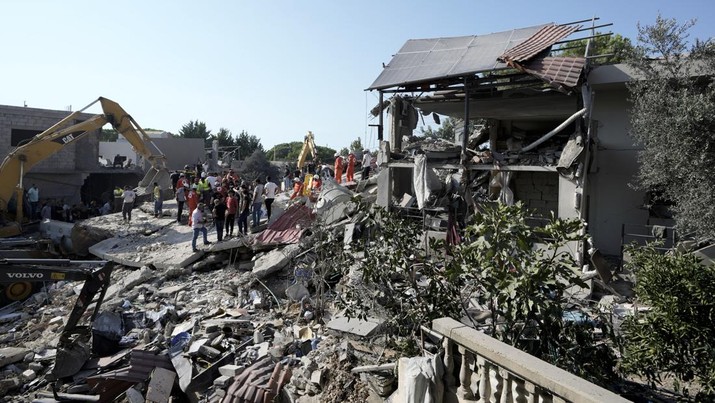 Ketegangan di Timur Tengah semakin meningkat akibat serangan Israel terhadap Lebanon. Akibatnya sejumlah wilayah di Lebanon mengalami kerusakan. (AP Photo/Bilal Hussein)