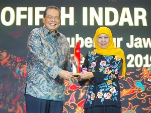 Khofifah Diganjar Penghargaan Usai Turunkan Kemiskinan Ekstrem di Jatim