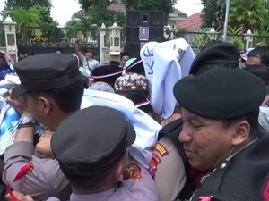 Massa Pendukung Caleg Terpilih DPR RI Demo KPU Lumajang