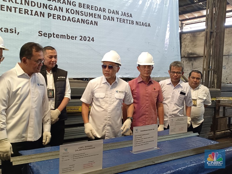 Menteri Perdagangan Zulkifli Hasan saat melakukan ekspose temuan baja tak sesuai SNI di Kawasan Kp Bangkong Reang, Wangunharjo Cikarang Utara, Kabupaten Bekasi, Kamis (26/9/2024). (CNBC Indonesia/Martyasari Rizky)