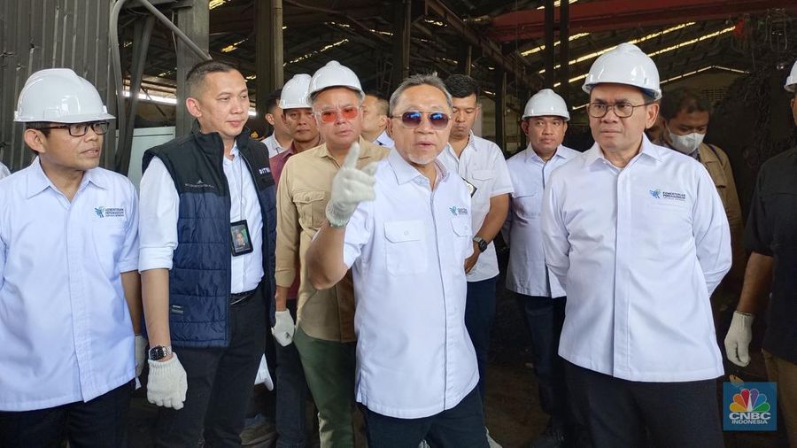 Menteri Perdagangan Zulkifli Hasan saat melakukan ekspose temuan baja tak sesuai SNI di Kawasan Kp Bangkong Reang, Wangunharjo Cikarang Utara, Kabupaten Bekasi, Kamis (26/9/2024). (²©²ÊÍøÕ¾/Martyasari Rizky)