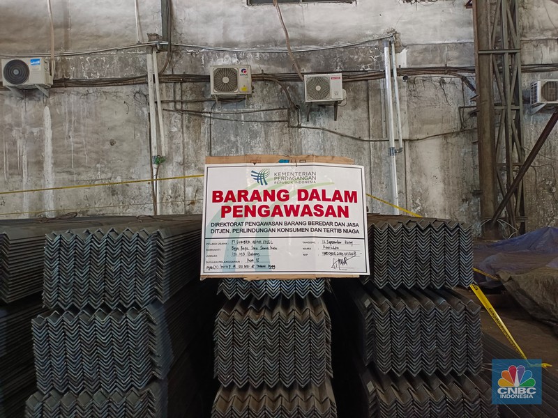 Menteri Perdagangan Zulkifli Hasan saat melakukan ekspose temuan baja tak sesuai SNI di Kawasan Kp Bangkong Reang, Wangunharjo Cikarang Utara, Kabupaten Bekasi, Kamis (26/9/2024). (CNBC Indonesia/Martyasari Rizky)