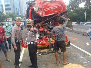 Sopir Truk Pemicu Kecelakaan Maut di Tol Dalam Kota Melarikan Diri