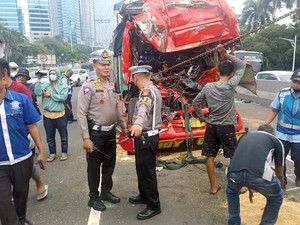 Truk Kecelakaan Beruntun di Tol Dalkot Dievakuasi, GT Semanggi Kembali Dibuka