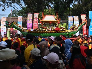 100 Ribu Lebih Warga Antusias Saksikan Kirab Budaya Gotong Toapekong