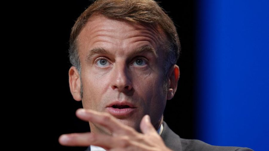 Presiden Prancis Emmanuel Macron menyampaikan pidato selama Pertemuan Internasional untuk Perdamaian di Paris, Prancis, 22 September 2024. (via REUTERS/Thibault Camus)