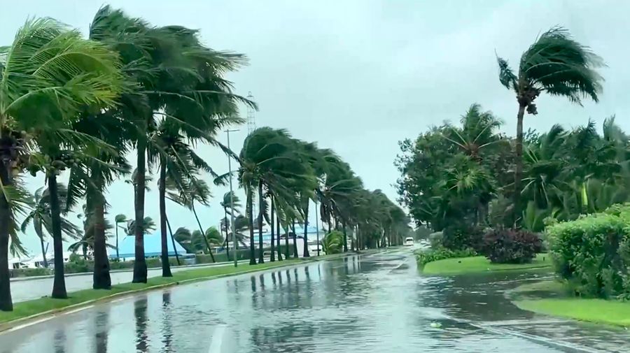 Pusat Badai Nasional menyatakan Helene resmi menjadi badai pada Rabu pagi, dengan kecepatan angin maksimum 80 mph (130 kpj) saat bergerak di Teluk Meksiko timur, dekat pantai Semenanjung Yucatan. (Tangkapan Layar Video Reuters/)