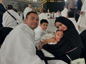 Rangkul Rafathar, Raffi Ahmad Menangis Cium Kabah
