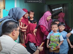 Video Momen RK Bagi-bagi Cokelat ke Warga Pancoran: Itu Bikin Kenyang