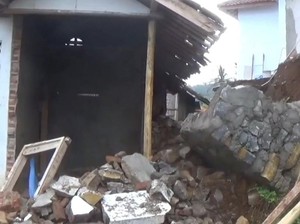Tebing Ambruk Timpa Rumah Ade di Sumedang, 1 Orang Sempat Tertimbun