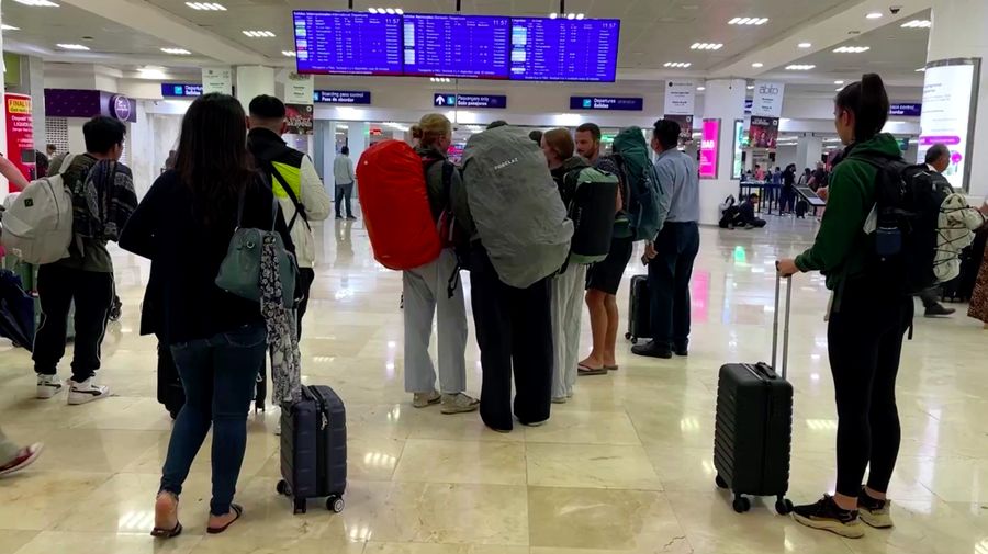 Sejumlah turis cemas saat tiba di Bandara Cancun, Meksiko, AS pada Rabu (25/9/2024), berharap bisa meninggalkan kota resor itu karena Badai Helene menuju utara ke Florida. (Tangkapan Layar Video Reuters/)