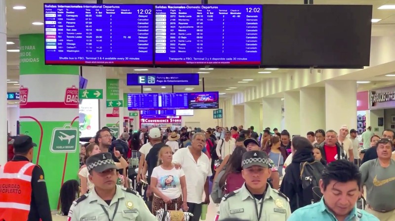 Sejumlah turis cemas saat tiba di Bandara Cancun, Meksiko, AS pada Rabu (25/9/2024), berharap bisa meninggalkan kota resor itu karena Badai Helene menuju utara ke Florida. (Tangkapan Layar Video Reuters/)