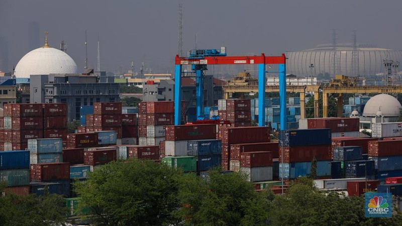 Suasana aktivitas bongkar muat peti kemas di Pelabuhan Tanjung Priok, Jakarta, Kamis (26/9/2024). (CNBC Indonesia/Faisal Rahman)