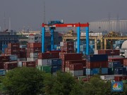 Suasana aktivitas bongkar muat peti kemas di Pelabuhan Tanjung Priok, Jakarta, Kamis (26/9/2024). (CNBC Indonesia/Faisal Rahman)