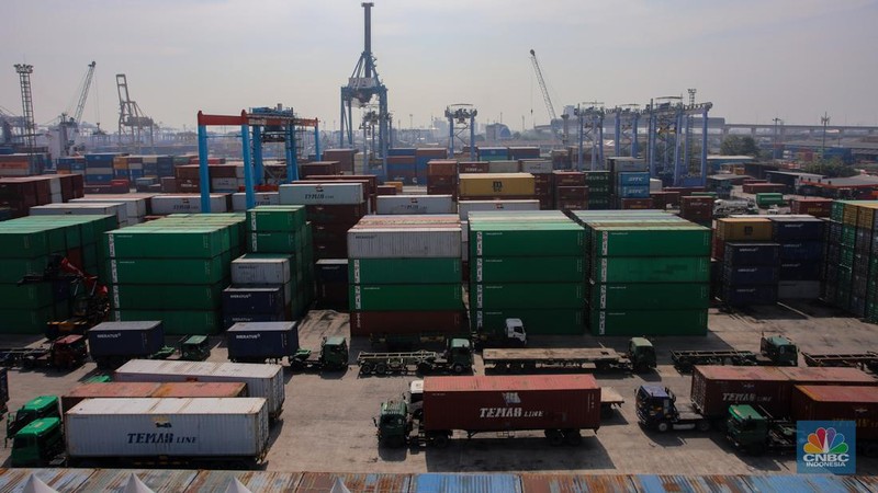 Suasana aktivitas bongkar muat peti kemas di Pelabuhan Tanjung Priok, Jakarta, Kamis (26/9/2024). (CNBC Indonesia/Faisal Rahman)