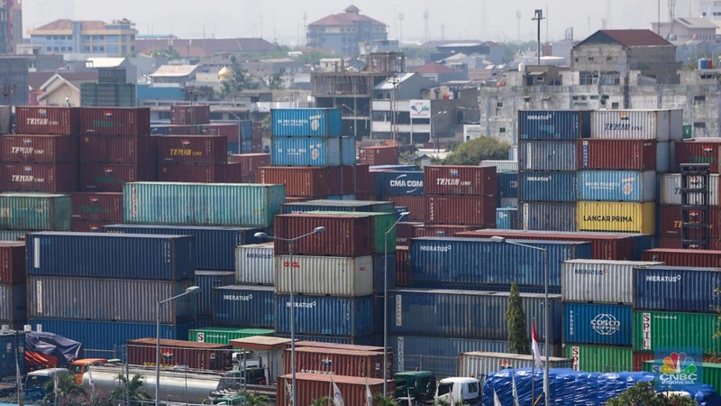 Suasana aktivitas bongkar muat peti kemas di Pelabuhan Tanjung Priok, Jakarta, Kamis (26/9/2024). (CNBC Indonesia/Faisal Rahman)