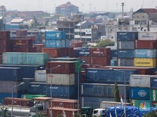 Suasana aktivitas bongkar muat peti kemas di Pelabuhan Tanjung Priok, Jakarta, Kamis (26/9/2024). (CNBC Indonesia/Faisal Rahman)