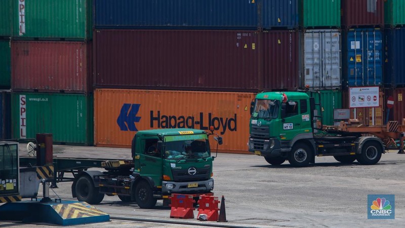 Suasana aktivitas bongkar muat peti kemas di Pelabuhan Tanjung Priok, Jakarta, Kamis (26/9/2024). (CNBC Indonesia/Faisal Rahman)