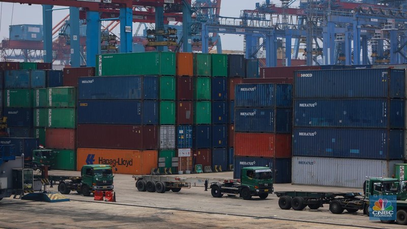 Suasana aktivitas bongkar muat peti kemas di Pelabuhan Tanjung Priok, Jakarta, Kamis (26/9/2024). (CNBC Indonesia/Faisal Rahman)