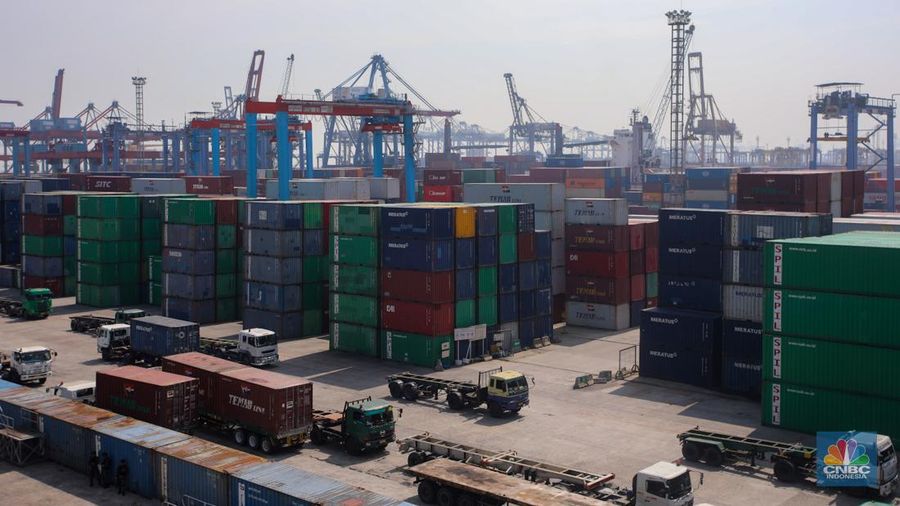 Suasana aktivitas bongkar muat peti kemas di Pelabuhan Tanjung Priok, Jakarta, Kamis (26/9/2024). (վ/Faisal Rahman)