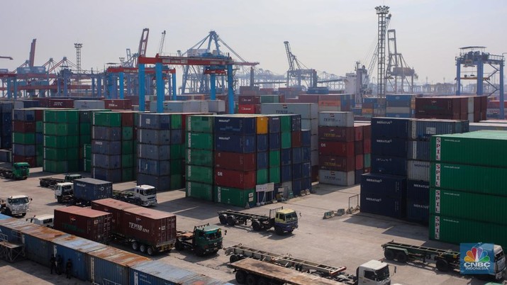 Suasana aktivitas bongkar muat peti kemas di Pelabuhan Tanjung Priok, Jakarta, Kamis (26/9/2024). (CNBC Indonesia/Faisal Rahman)