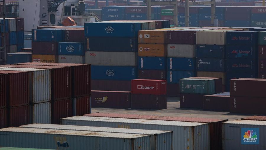 Suasana aktivitas bongkar muat peti kemas di Pelabuhan Tanjung Priok, Jakarta, Kamis (26/9/2024). (CNBC Indonesia/Faisal Rahman)