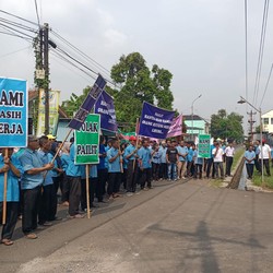 Tolak PHK & Pabrik Tutup, Buruh Pabrik Sarung Panamtex Turun ke Jalan