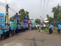 Tolak PHK & Pabrik Tutup, Buruh Pabrik Sarung Panamtex Turun ke Jalan