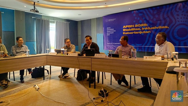 Wakil Menteri Keuangan II Thomas Djiwandono memberikan paparan dalam media gathering Kemenkeu, di Anyer, Banten, Rabu (25/9/2024). (CNBC Indonesia/Rosseno Aji)