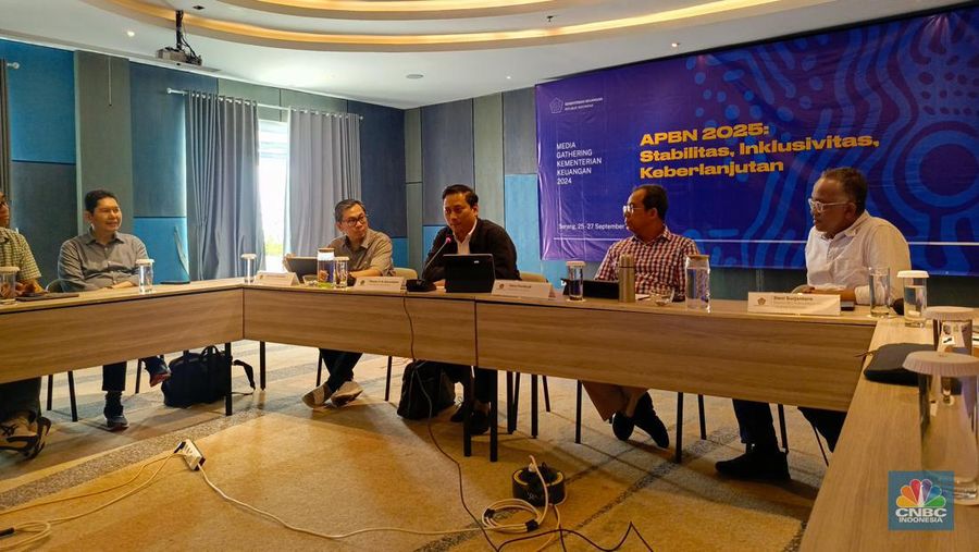 Wakil Menteri Keuangan II Thomas Djiwandono memberikan paparan dalam media gathering Kemenkeu, di Anyer, Banten, Rabu (25/9/2024). (²©²ÊÍøÕ¾/Rosseno Aji)