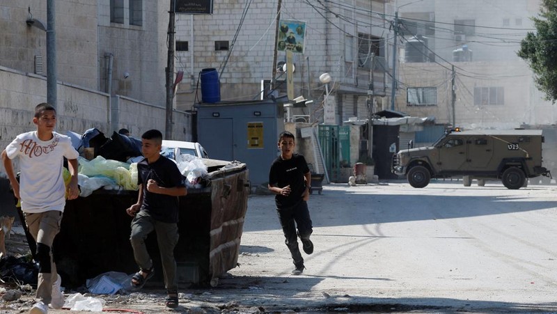 Kendaraan militer dengan laser melintas selama serangan Israel di Jenin, di Tepi Barat yang diduduki Israel, 25 September 2024. (REUTERS/Raneen Sawafta)