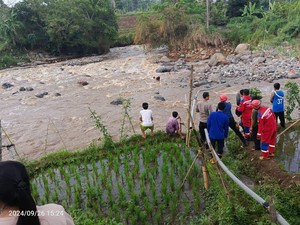 Bocah Cianjur Bertaruh Nyawa di Tengah Sungai Meluap, Ini Faktanya