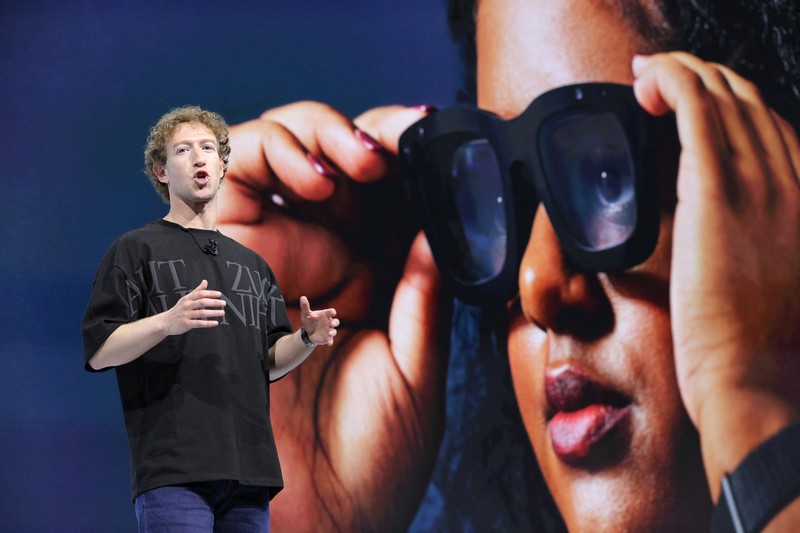 CEO Meta Mark Zuckerberg memperkenalkan Orion AR Glasses saat ia menyampaikan pidato utama selama acara tahunan Meta Connect di kantor pusat perusahaan di Menlo Park, California, AS, 25 September 2024. CEO Meta Mark Zuckerberg memperkenalkan Orion AR Glasses saat ia menyampaikan pidato utama selama acara tahunan Meta Connect di kantor pusat perusahaan di Menlo Park, California, AS, 25 September 2024. (REUTERS/Manuel Orbegozo)