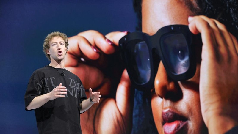 CEO Meta Mark Zuckerberg memperkenalkan Orion AR Glasses saat ia menyampaikan pidato utama selama acara tahunan Meta Connect di kantor pusat perusahaan di Menlo Park, California, AS, 25 September 2024. (REUTERS/Manuel Orbegozo)