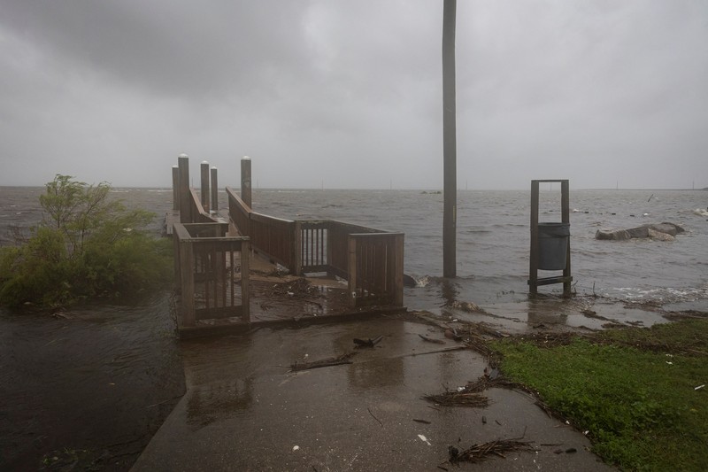 Ombak menghantam tanggul rumah saat Badai Helene menguat sebelum diperkirakan menghantam daratan di Big Bend, Florida, di Eastpoint, Florida, AS, 26 September 2024. (REUTERS/Marco Bello)