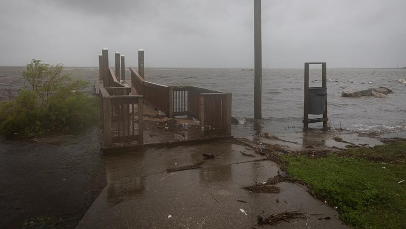 Ombak menghantam tanggul rumah saat Badai Helene menguat sebelum diperkirakan menghantam daratan di Big Bend, Florida, di Eastpoint, Florida, AS, 26 September 2024. (REUTERS/Marco Bello)