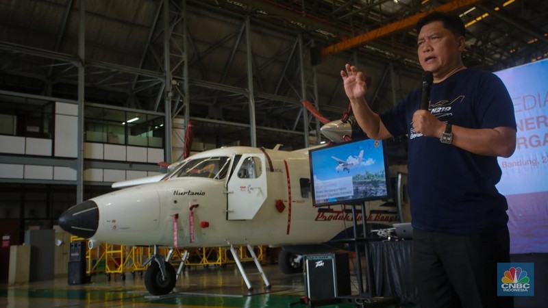 Petugas memeriksa pesawat N-219 Nurtanio yang berada di Hanggar PT Dirgantara Indonesia, Bandung, Jawa Barat, Jumat (27/9/2024). (CNBC Indonesia/Faisal Rahman)