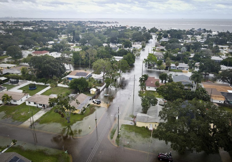 Ombak menghantam tanggul rumah saat Badai Helene menguat sebelum diperkirakan menghantam daratan di Big Bend, Florida, di Eastpoint, Florida, AS, 26 September 2024. Ombak menghantam tanggul rumah saat Badai Helene menguat sebelum diperkirakan menghantam daratan di Big Bend, Florida, di Eastpoint, Florida, AS, 26 September 2024. (REUTERS/Marco Bello)