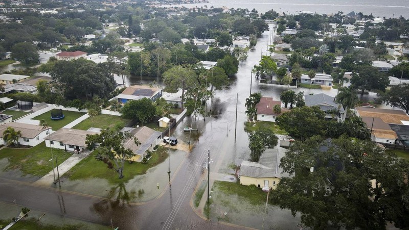 Ombak menghantam tanggul rumah saat Badai Helene menguat sebelum diperkirakan menghantam daratan di Big Bend, Florida, di Eastpoint, Florida, AS, 26 September 2024. (REUTERS/Marco Bello)