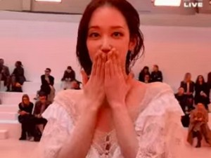 Jeon Jong Seo Tampil Seksi di Paris Fashion Week, Picu Rumor Operasi Plastik