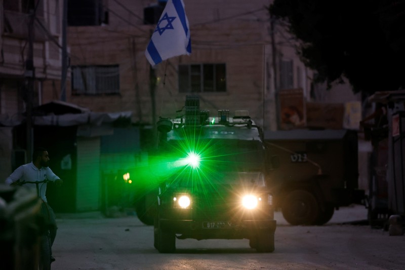Kendaraan militer dengan laser melintas selama serangan Israel di Jenin, di Tepi Barat yang diduduki Israel, 25 September 2024. Kendaraan militer dengan laser melintas selama serangan Israel di Jenin, di Tepi Barat yang diduduki Israel, 25 September 2024. (REUTERS/Raneen Sawafta)