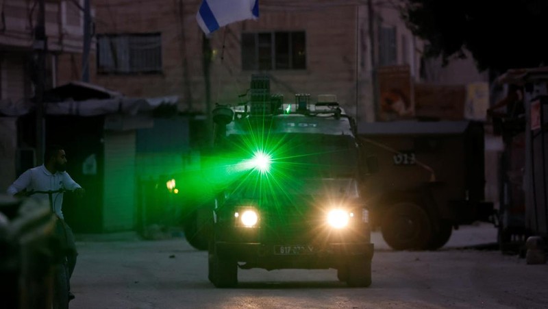 Kendaraan militer dengan laser melintas selama serangan Israel di Jenin, di Tepi Barat yang diduduki Israel, 25 September 2024. (REUTERS/Raneen Sawafta)