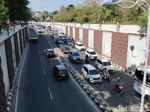 Lalu Lintas Underpass Dewa Ruci Menuju Nusa Dua Padat Merayap Sore Ini