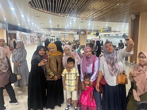 Warga Berebut Foto Bareng Khofifah di Bandara, Doakan Jadi Gubernur Lagi
