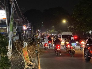 Ada Proyek Trotoar, Lalin Jalan Akses UI Depok Macet Malam Ini