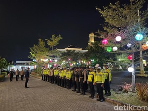 Mapolresta Sidoarjo Dipercantik dengan Lampu Hias