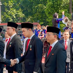 Jokowi Kasih Tanda Kehormatan Ini ke Bos INET dan APJII